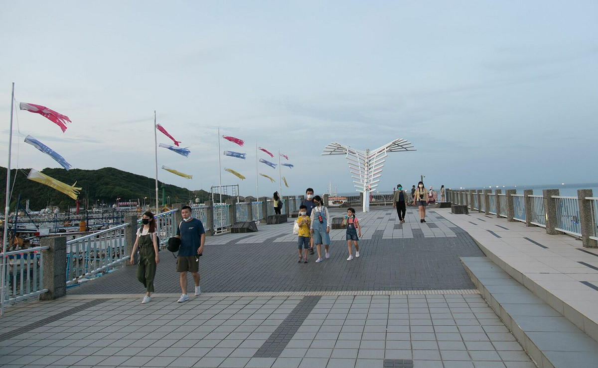 海天步道盡頭設置魚骨意象的裝置藝術，吸引遊客前往拍照。