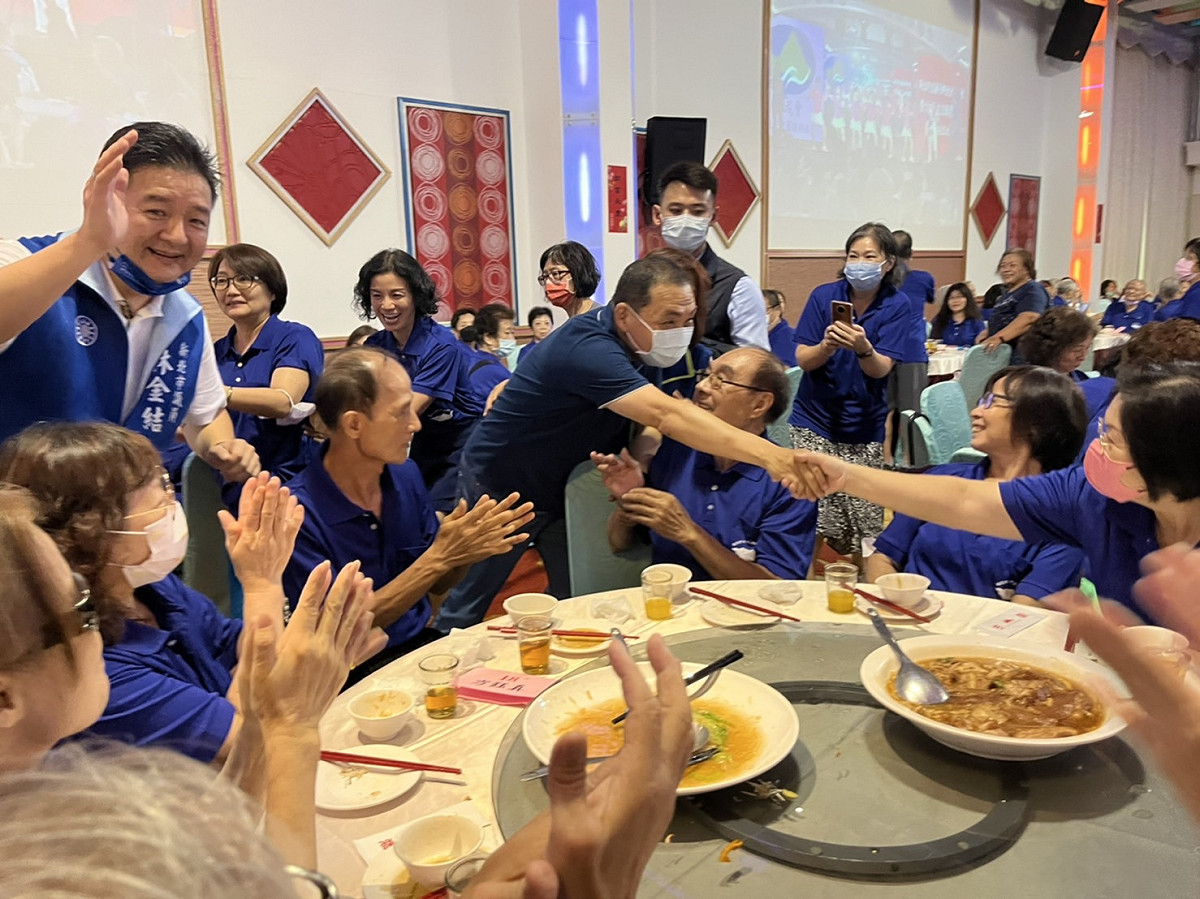 土城宜蘭同鄉會今成立侯友宜後援會，林金結（左一）陪侯友宜（中）現場向會員問好。 圖：林金結服務處提供