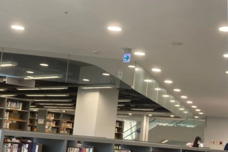 ▲原PO發現圖書館的天花板上裝了整片怪玻璃，網友曝正解：「是保命用的」。 （圖／截自Dcard）