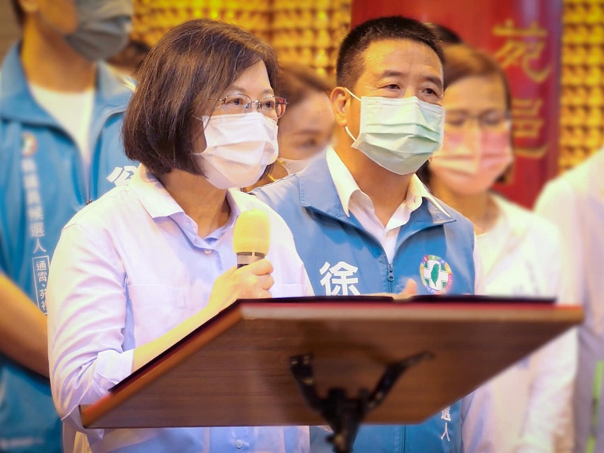 總統兼民進黨主席蔡英文到苗栗力挺縣長參選人徐定禎。 圖:翻攝自徐定禎臉書