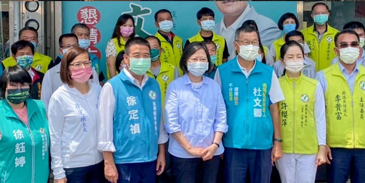 總統兼民進黨主席蔡英文到苗栗力挺縣長參選人徐定禎和通霄鎮長參選人杜文卿。 圖:翻攝自蔡英文臉書