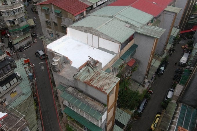 中和和平街違建案為頂樓加蓋違建近期已拆除，拆除大隊並向屋主收取拆除費21萬元，此為拆除後畫面。 圖：新北市工務局提供