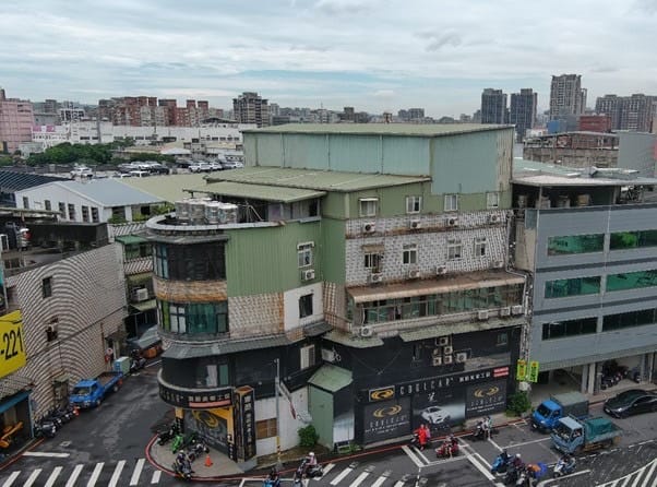 新莊區中正路頂樓加蓋違建作出租套房使用，此圖為拆除前畫面。 圖：新北市工務局提供