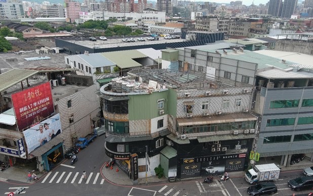 新莊區中正路頂樓加蓋違建近期已拆除，拆除大隊並向屋主收取拆除費9萬元，此為拆除後畫面。 圖：新北市工務局提供