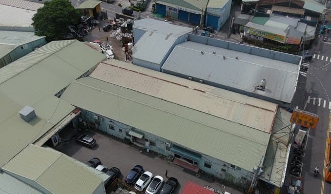 蘆洲警分局查獲五股成泰路上一棟鐵皮違建作為毒品分裝廠，鐵皮工廠成為公安死角，因此蘆洲分局提報市府公安會議決議列為優先拆除目標，此為拆除前畫面。 圖：新北市工務局提供