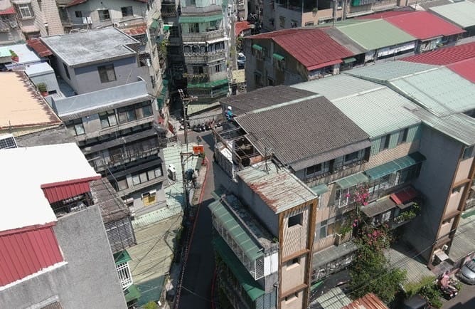 中和和平街違建案為頂樓加蓋違建作出租套房使用，此圖為拆除前畫面。 圖：新北市工務局提供