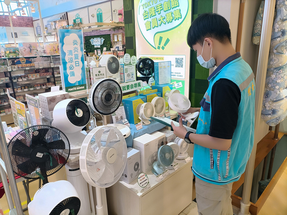 經發局針對轄內商家抽查150件小風扇及電蚊拍，其中29件標示不合格，不合格率達19%。 圖：新北市經發局提供