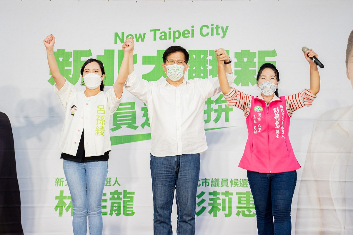 林佳龍在呂子昌、呂孫綾陪同下，前往彭莉惠舉辦的「新北大翻新，議員鬥陣拚」淡水場。 圖：林佳龍競選辦公室提供