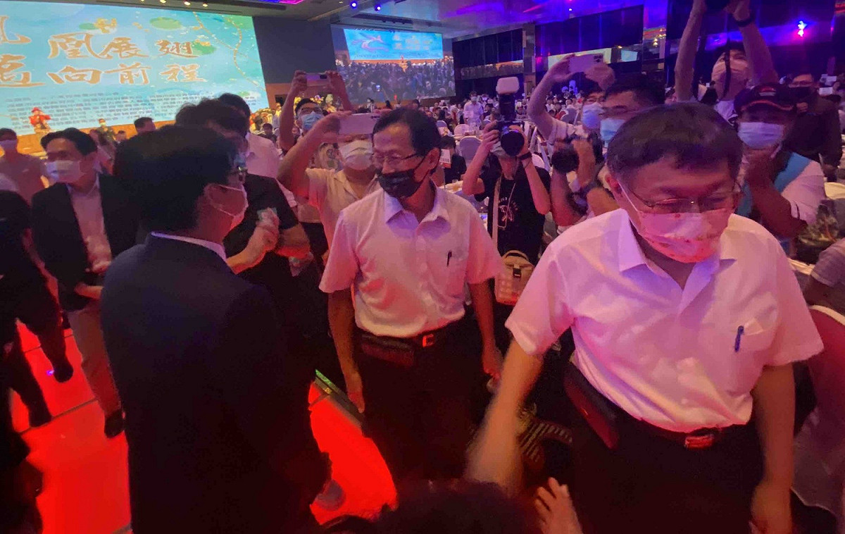 柯文哲(右)離席出場時，與陳其邁(左)擦身而過。 圖;孫家銘攝