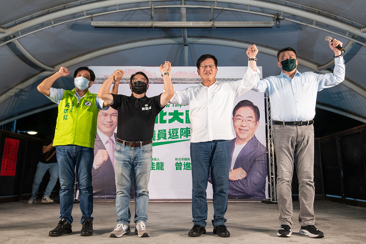 林佳龍感謝立法委員吳琪銘爭取增設北土城金城交流道。 圖：林佳龍競選辦公室提供