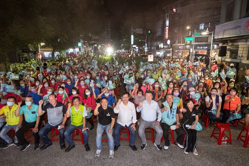 來到土城地區，林佳龍除了向大家推薦曾進益，他也提到當地居民重視的交通建設問題。 圖：林佳龍競選辦公室提供