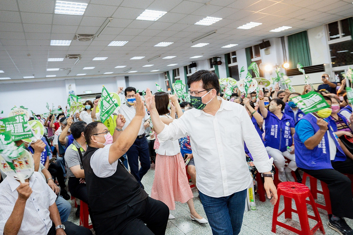 林佳龍趕赴板橋區參加座談會為戴瑋姍拉票。 圖：林佳龍競選辦公室提供