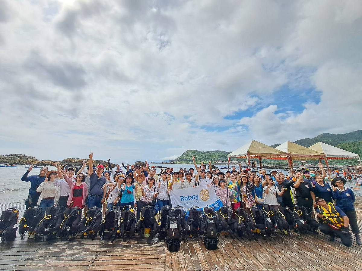 台北福齡扶輪社聽聞新北市消防局要成立水域救援專隊，集合國際扶輪3521地區第二分區，聯合社服全體社友的力量，捐贈潛水裝備8組及水域救援訓練課程經費予秀峰特種搜救分隊。 圖：新北市消防局提供