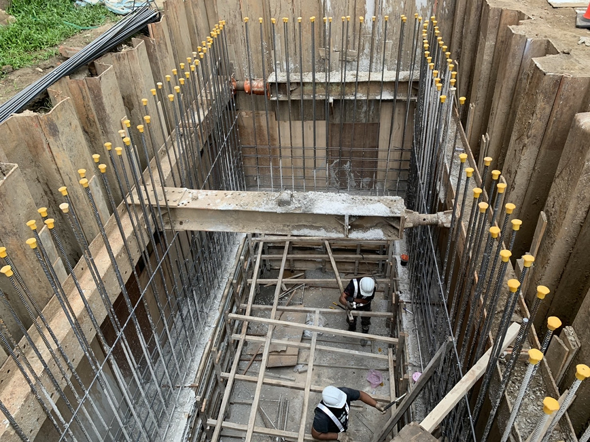 「新北市板橋區僑中二街排水改善工程」施工人員正進行施作抽水井。 圖：新北市水利局提供