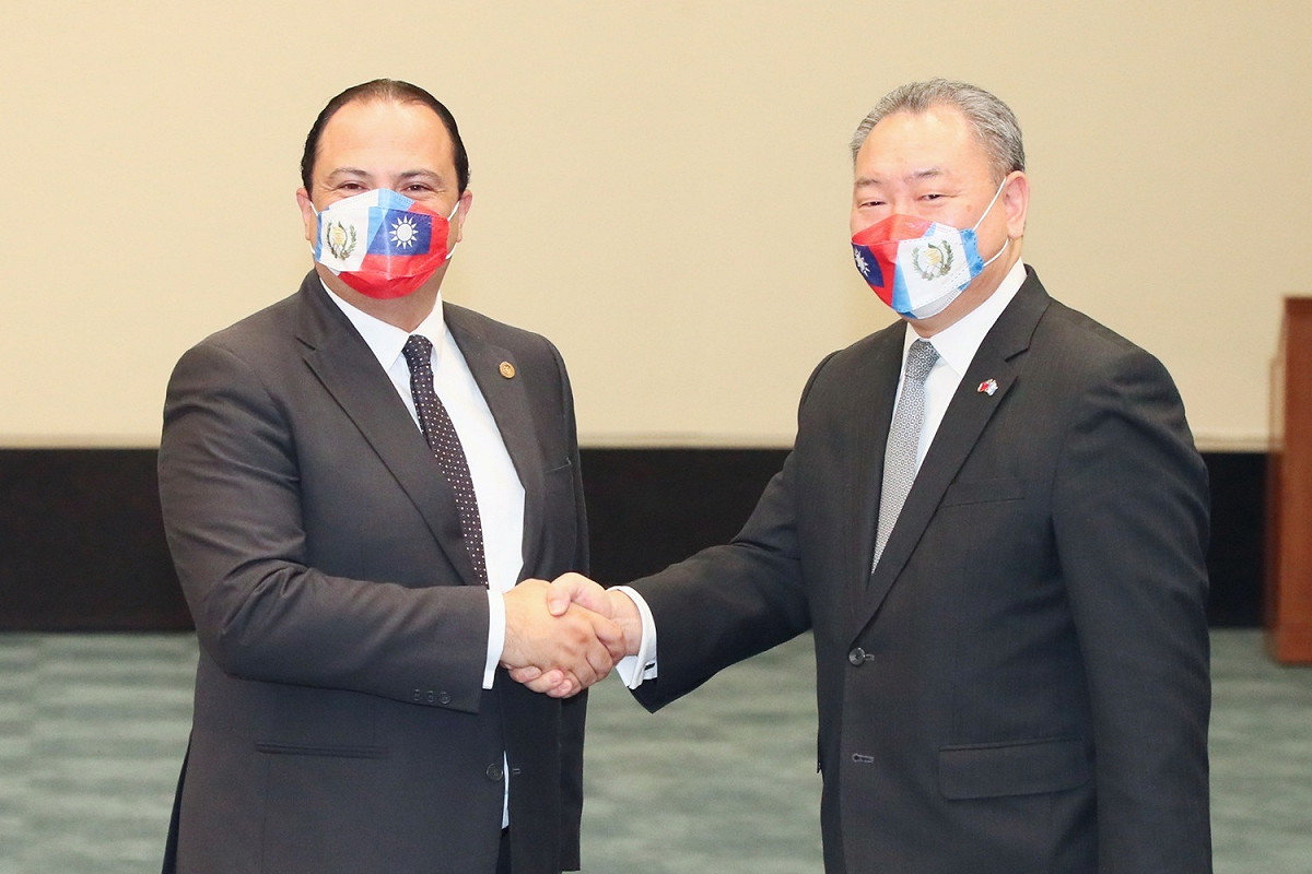 瓜地馬拉外交部長步卡羅（Mario Búcaro）（左）今（29）日訪台，外交部次長俞大㵢（右）至機場迎接。 圖：外交部提供