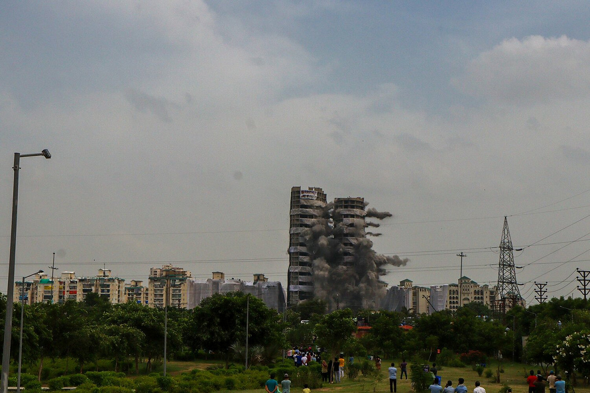 印度雙子星大樓在周日被爆破拆除。 圖:翻攝自推特 Saksham Sinha( @sakshamimages)