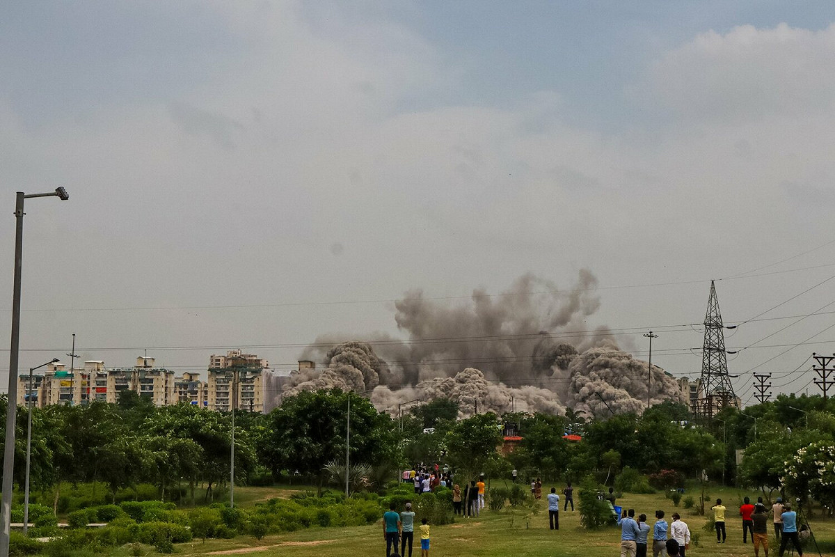 僅花費 9 秒，40層樓高的建物就被完全炸塌。 圖:翻攝自推特 Saksham Sinha( @sakshamimages)
