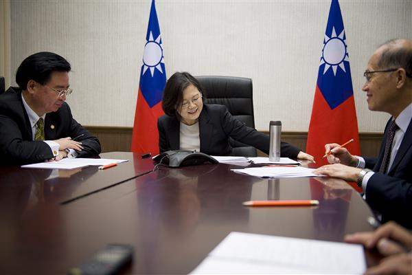 2016年，蔡英文總統由國安會秘書長及外交部長李大維陪同，與當時美國總統當選人川普通話。 圖：總統府提供（資料照）