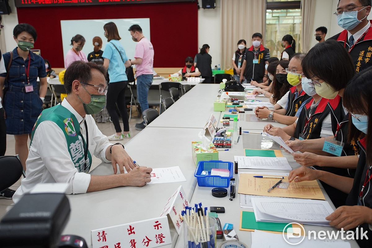 鄭運鵬完成參選登記。 圖：林昀真/攝
