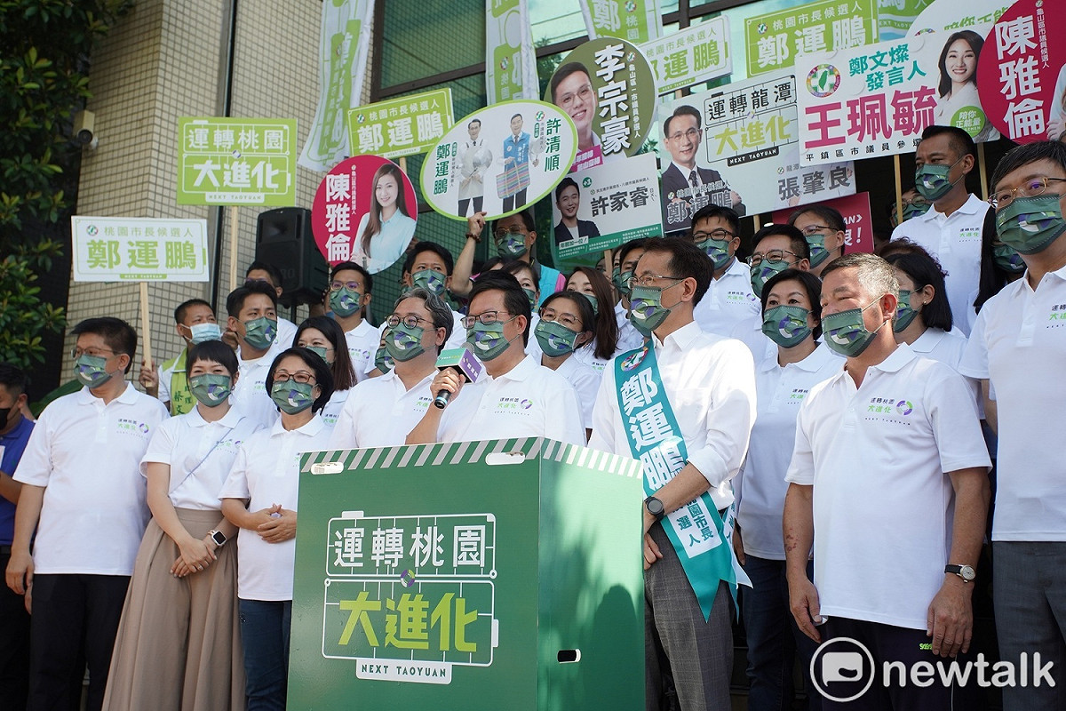 民進黨桃園市長參選人鄭運鵬率黨籍議員參選人赴市選委會完成登記參選。 圖：林昀真/攝