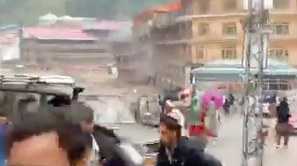卡拉姆地區一幢十多層樓高，新建成的豪華酒店崩塌時一旁尚有圍觀民眾，只見他們一邊尖叫，一邊逃離現場，畫面好不駭人。 圖：截自推特@Nishtarians1