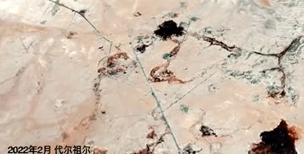 從衛星圖片來看，代爾祖爾省的油田，地面上有千瘡百孔的開採痕跡，甚至還有石油自地底滲漏出地面。 圖:翻攝自玉淵潭天微博