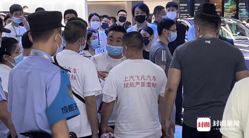 成都國際車展，數十名車主在現場維權抗議。