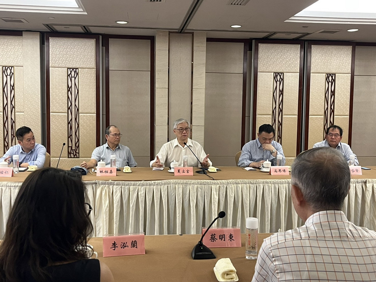 國民黨副主席夏立言（圖中）日前出訪中國，引發輿論爭議。 圖：國民黨文傳會/提供