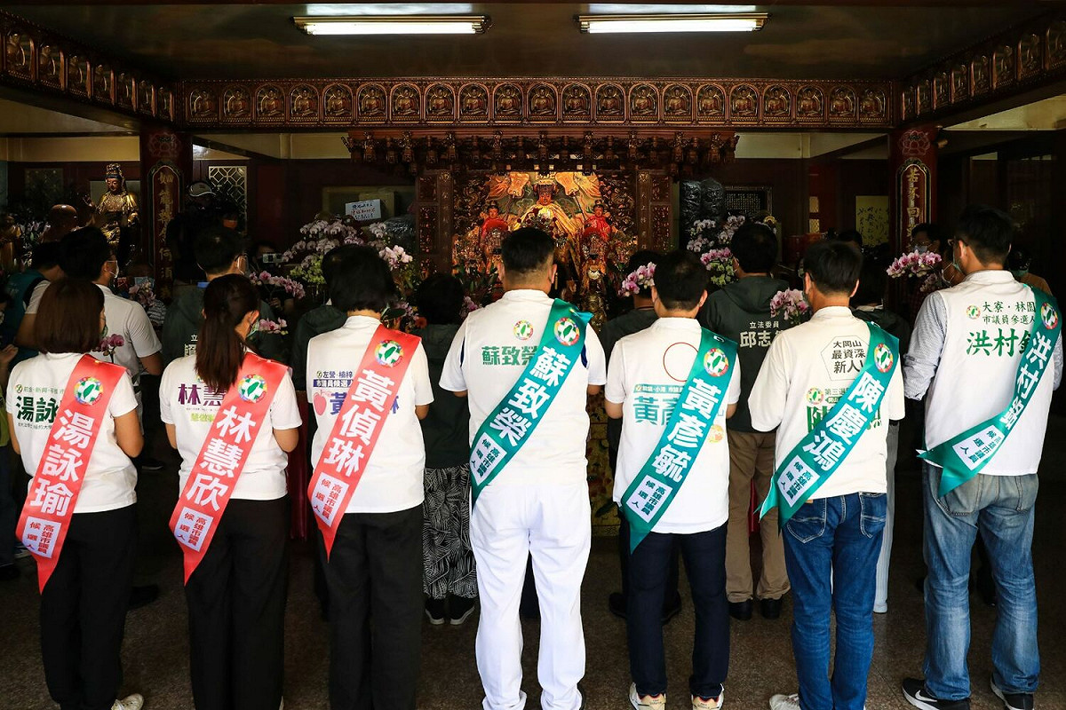 登記前先至高雄港口慈濟宮參拜。 圖：邁盟提供