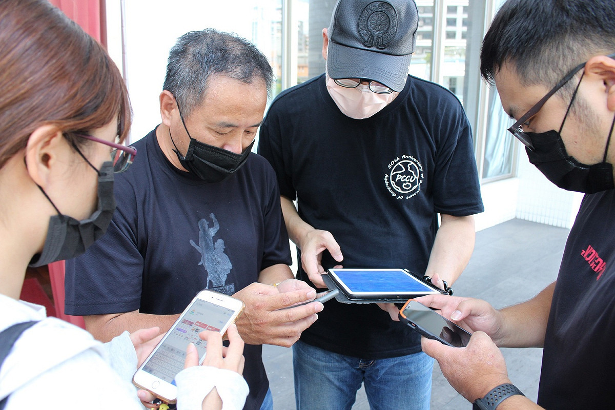 新北市私立竹林中學為提升教師專業能力，特別於開學前備課時間，由全體教師共同體驗實境解謎活動。 圖：竹林中學提供