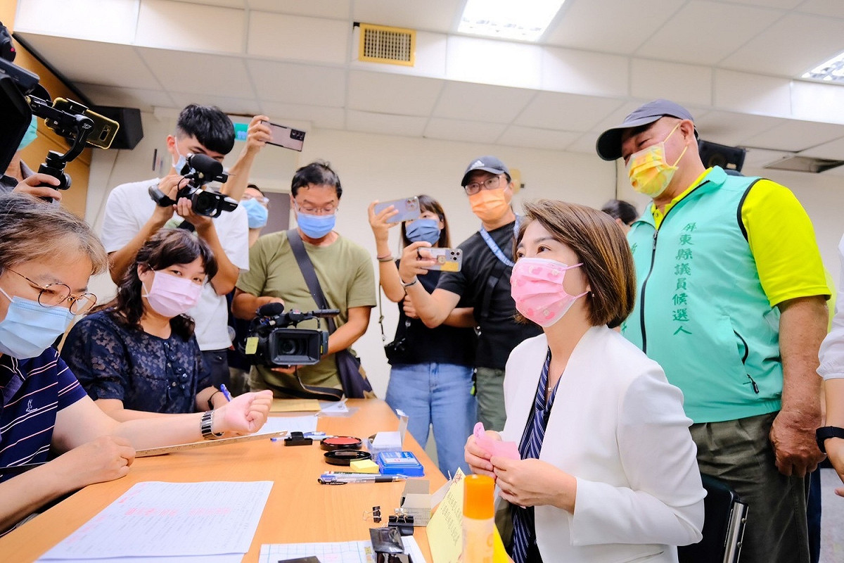 周春米(右二)正式登記參選屏東縣長。 圖：周春米團隊提供
