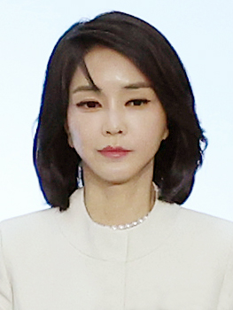 韓國第一夫人金建希因高顏值而擁有許多支持者，甚至有人為其成立粉絲俱樂部。 圖:翻攝自維基百科