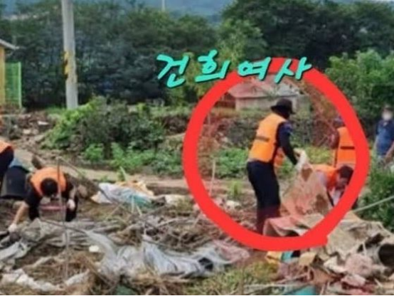 在金建希粉絲俱樂部「熱愛建希」地照片中，背對著鏡頭正忙著收拾工作的人物被圈起來，上方寫著「建希女士」。 圖:翻攝自環球網