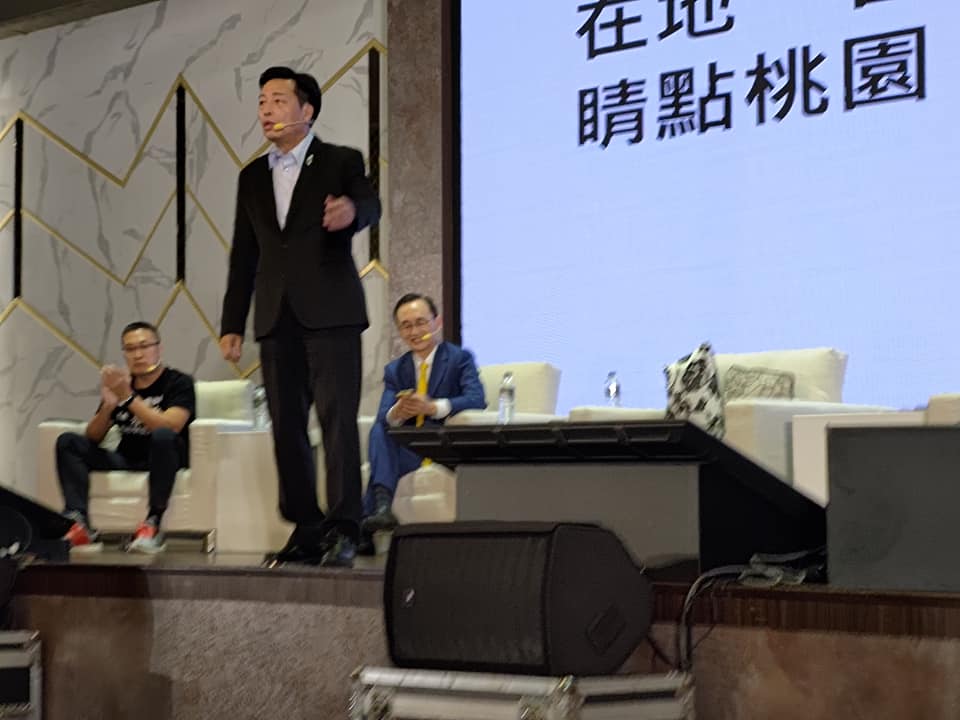 民進黨前立委鄭寶清被爆與妙天禪師、妙天集團成員走很近，還一起出席同場活動。 圖：擷取自誠實大叔張誠博士臉書