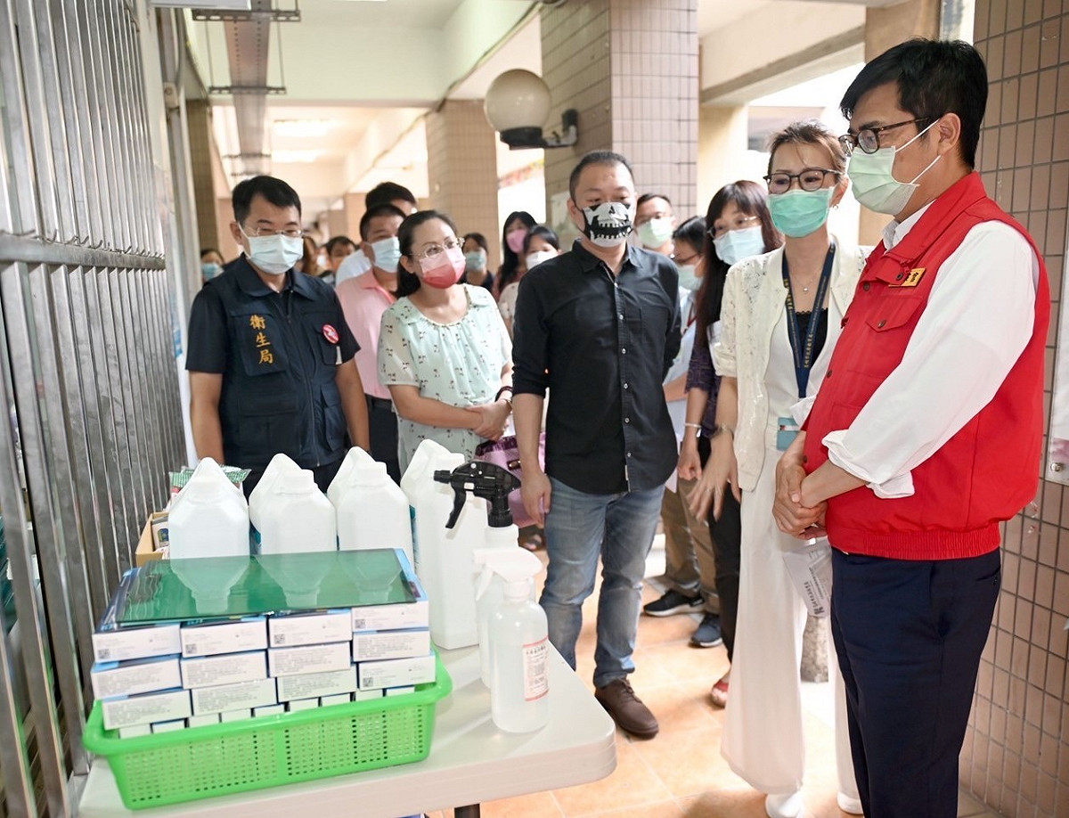 陳其邁(右一)到後庄國小了解防疫整備。 圖：高雄市教育局/提供