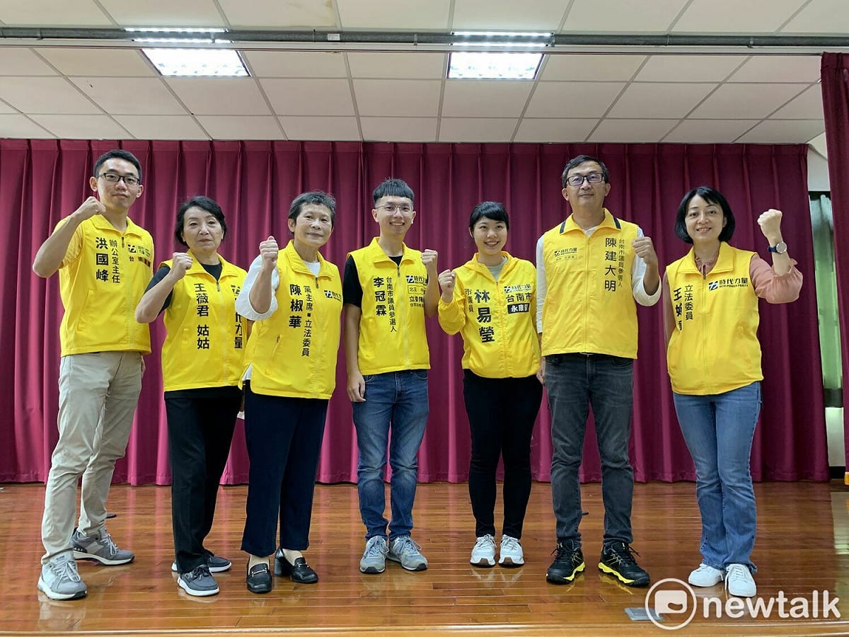 時代力量黨主席立委陳椒華和立委王婉諭、兒童權益促進協會創會理事長王薇君，陪同永康區現任議員林易瑩、北區中西區議員參選人李冠霖、安南區議員參選人陳建大明前往台南選委會辦理登記參選。 圖：黃博郎／攝