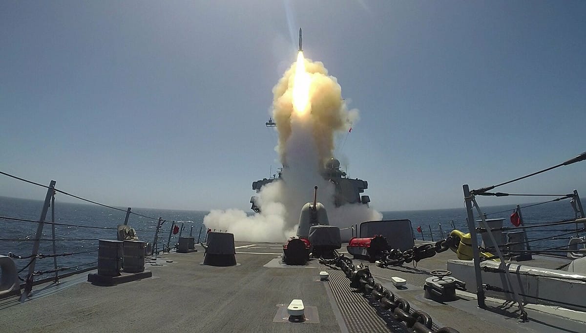 SM-2飛彈每枚價值18億韓元（約合新台幣4100萬），軍方計劃向SM-2製造公司美國國防工業承包商雷神公司（Raytheon）提出瑕疵賠償。 圖：擷自臉書「USS DECATUR」