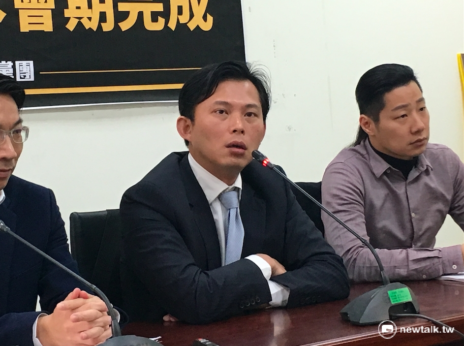 時代力量立委黃國昌（左）對於在院會透過事實理性訴求被說成是抹黑，感到憤憤不平。 圖：鄭佑漢/攝