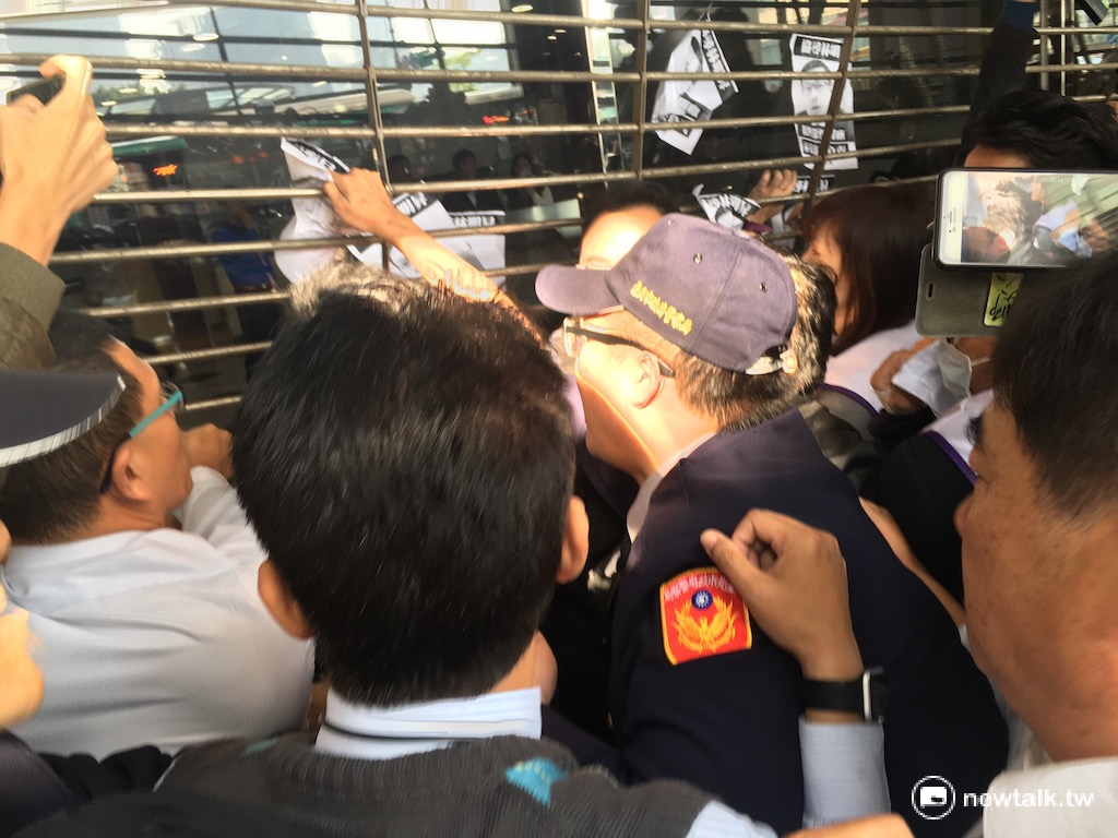 復興航空企業工會與保全、警方爆發激烈推擠衝突。 圖：呂佳峻/攝