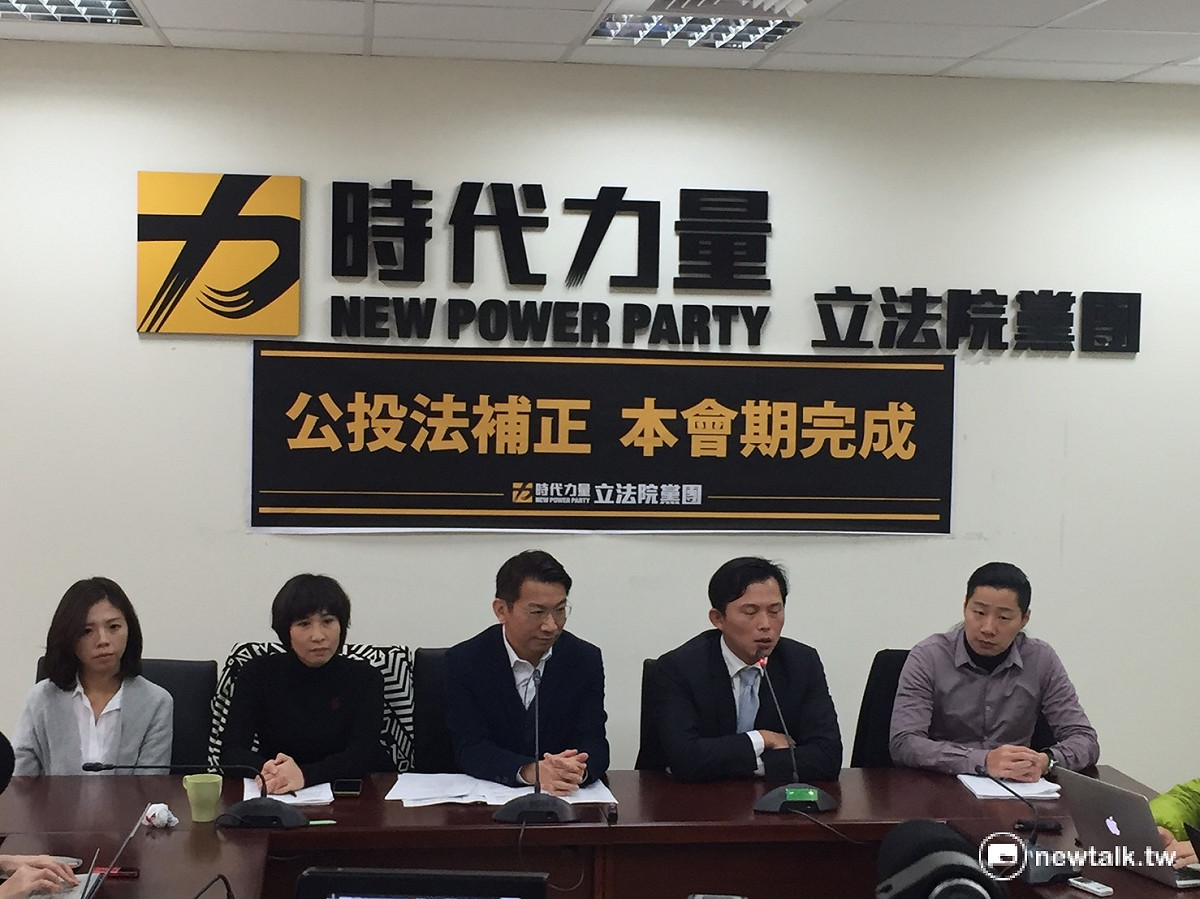 時代力量13日召開記者會呼籲，《公投法》應儘速在院會中二三讀通過。 圖：鄭佑漢/攝