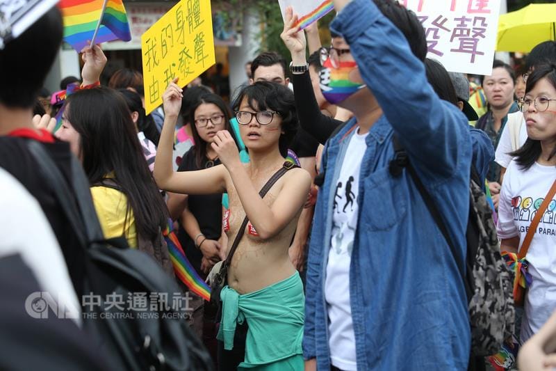 台南市議員王家貞要求教育局調查一位以「解放上空」（FreeTheNipple）姿態，參與11月26日高雄同志大遊行的國中兼課教師。圖為11月26日高雄同志大遊行現場。 圖：中央社資料照片。