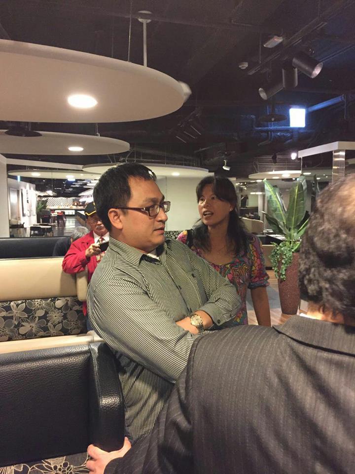 香港民族黨12日晚間於臉書（Facebook）專頁貼文指出，該黨召集人陳浩天、發言人周浩輝12日晚上於台北一家 餐廳接受記者訪問後，當2人準備離開餐廳，多人即衝前襲擊，並在場高叫「搞港獨台獨」、「漢奸賣國」。 圖：翻攝自香港民族黨臉書