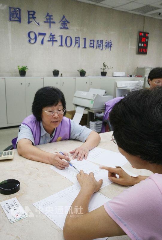 衛福部社會保險司13日宣布，從2017年起，國民年金保險費率將從8%調升為8.5%，一般民眾每月應負擔保費從878元提高至932元，每月增加54元。 圖：中央社資料照片。