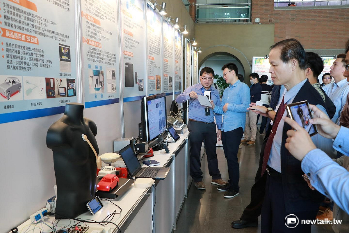 成功大學、車輛研究測試中心舉行「105年成功大學暨車輛中心合作成果發表會」。 圖：黃博郎/攝