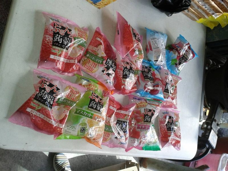 高雄市衛生局在傳統雜貨店查獲販售來自日本核災地區群馬縣的果汁蒟蒻。圖：高雄市衛生局提供 圖：高雄市衛生局提供