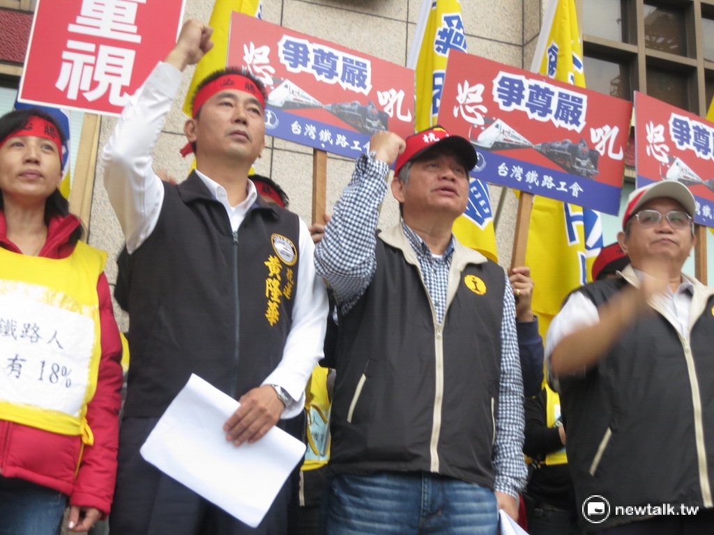 為抗議台鐵局長期以來人力不足、薪資結構不公平，台鐵企業工會14日號召3000位員工上街遊行。 圖：呂佳峻/攝
