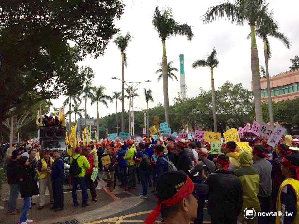 台鐵工會發動近千名員工上街抗議，要求政府回應補足人力等4大訴求，並揚言罷工抗議。 圖：柯昱安/攝