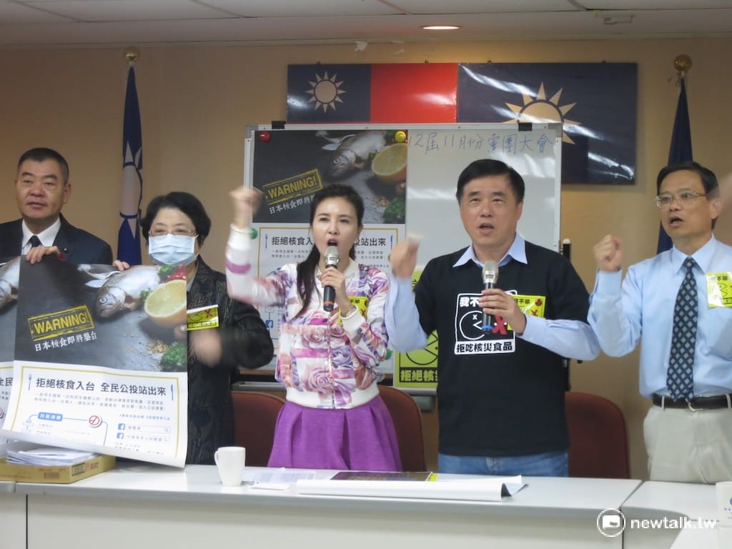 國民黨副主席郝龍斌發起反核食連署公投，14日更以前台北市長身份，重回北市議會尋求議員支持。 圖：呂佳峻/攝