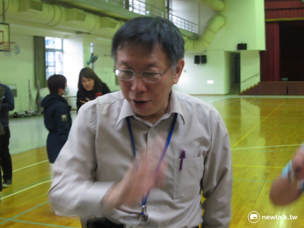 台北市長柯文哲任期即將屆滿2週年，他22日接受《新頭殼》專訪時首度表態，願意努力爭取連任。不過，國民黨北市議會黨團在23日公佈最新民調，結果顯示，支持柯文哲連任僅有39.6%，不支持則過半，達到50.1%。 圖：新頭殼資料照片