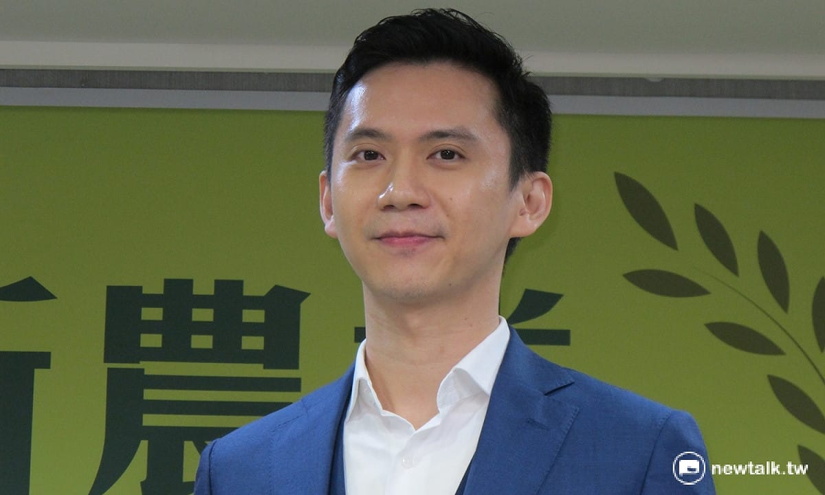前新竹縣長鄭永金兒子鄭朝方12日加入民進黨，擔任客家部主任。 圖：林朝億/攝